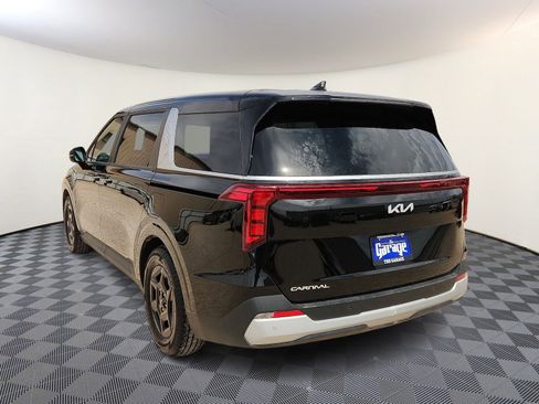 Used 2025 Kia Carnival image 3