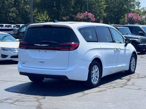 Used 2025 Chrysler Pacifica Select FWD image 17