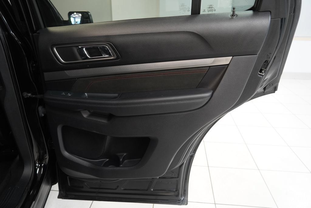 Used 2018 Ford Explorer XLT w/ Equipment Group 202A FWD image 30