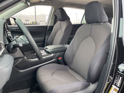 Used 2024 Toyota Highlander LE FWD image 25
