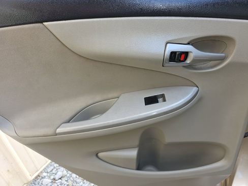 Used 2013 Toyota Corolla LE FWD image 18