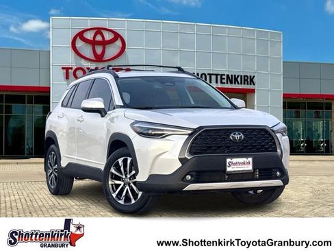 Used 2024 Toyota Corolla Cross XLE w/ Convenience Package image 1