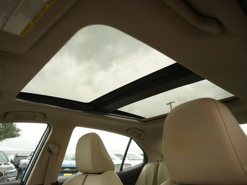 Used 2018 Toyota Camry XLE FWD image 11