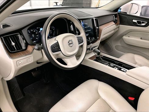 Used 2019 Volvo XC60 T5 Momentum w/ Multimedia Package AWD/4WD image 12