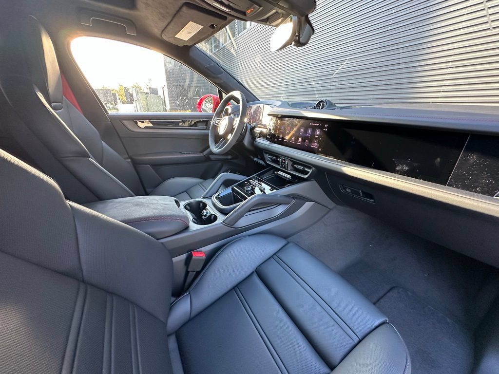 Certified 2026 Porsche Cayenne GTS AWD/4WD image 38