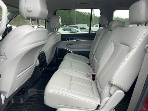 Used 2023 Jeep Wagoneer Series III w/ Preferred Equipment Group image 28