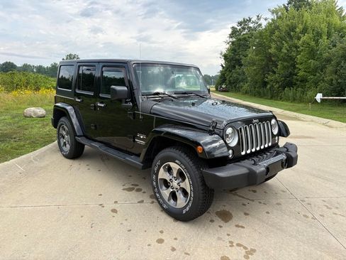Used 2017 Jeep Wrangler Unlimited Sahara AWD/4WD image 11