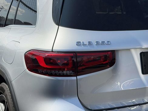 Used 2023 Mercedes-Benz GLB 250 4MATIC image 11