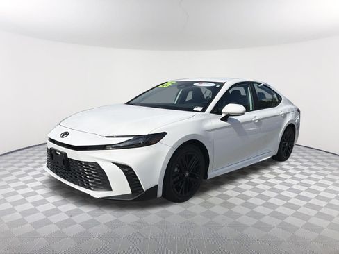 Certified 2025 Toyota Camry SE FWD image 3