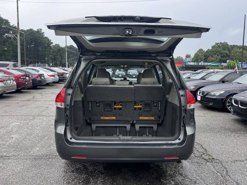 Used 2011 Toyota Sienna w/ Towing Pkg FWD image 10