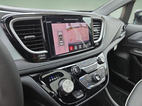 New 2026 Chrysler Pacifica Limited w/ S Appearance Package FWD image 17