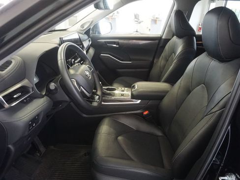 Used 2025 Toyota Highlander Limited AWD/4WD image 21