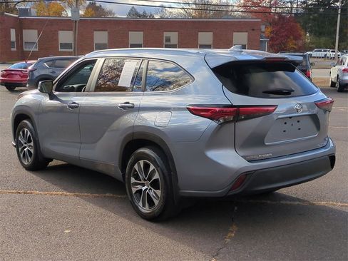 Used 2023 Toyota Highlander XLE image 6