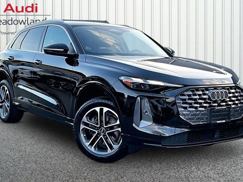 Used 2025 Audi Q5 Premium w/ Convenience Package image 3