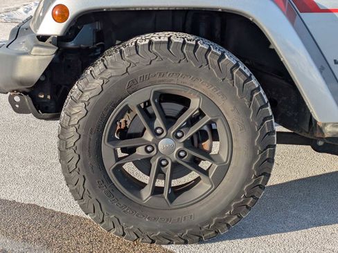 Used 2017 Jeep Wrangler Unlimited Sahara image 12