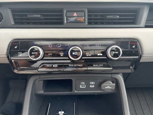Used 2025 Honda Pilot Touring image 18