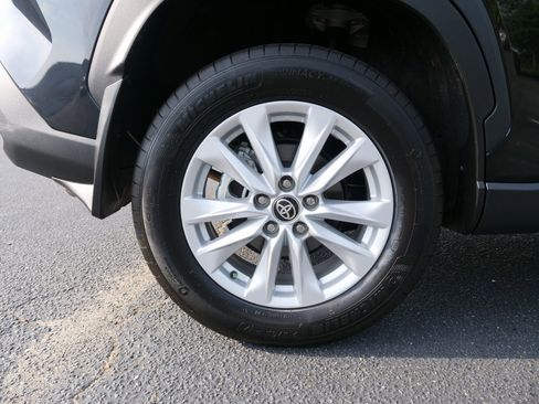 Used 2024 Toyota Corolla Cross LE image 12