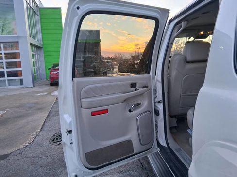 Used 2005 Cadillac Escalade ESV Platinum image 18