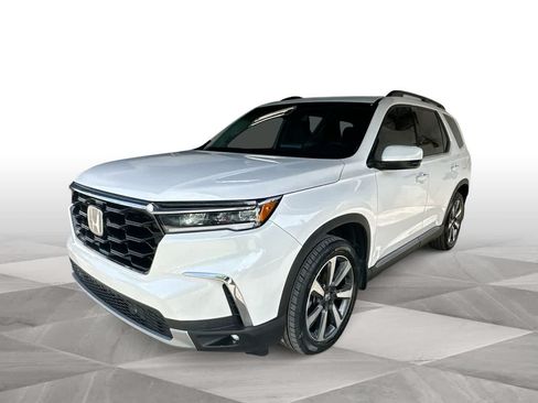 Used 2025 Honda Pilot Touring image 4