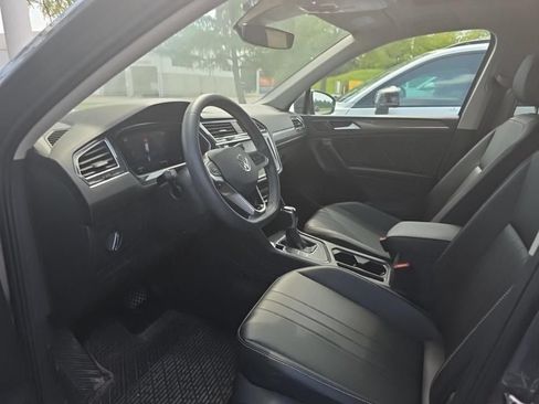 Used 2023 Volkswagen Tiguan SE w/ Panoramic Sunroof Package FWD image 7