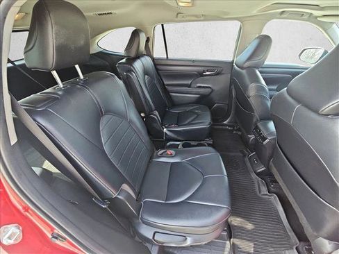 Used 2020 Toyota Highlander XLE image 20
