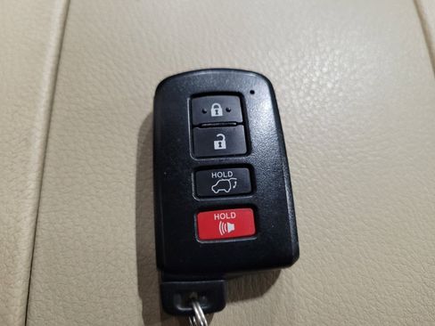 Used 2019 Toyota Highlander XLE AWD/4WD image 32