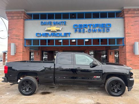 Used 2017 Chevrolet Silverado 1500 LT w/ Midnight Edition image 9