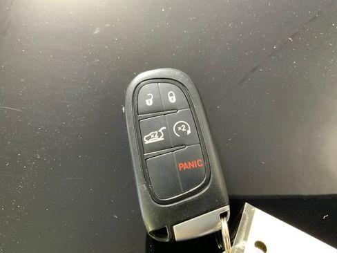 Used 2019 Jeep Cherokee Limited w/ Luxury Group AWD/4WD image 41