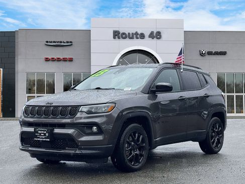 Used 2023 Jeep Compass Latitude w/ Convenience Group AWD/4WD image 2