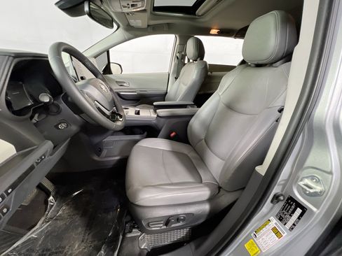 Used 2022 Toyota Sienna Limited image 21