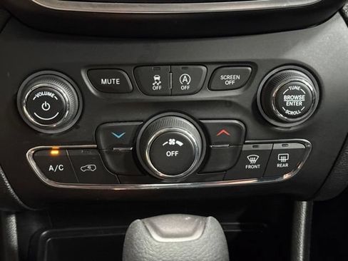 Used 2019 Jeep Cherokee Latitude w/ Popular Appearance Group AWD/4WD image 17