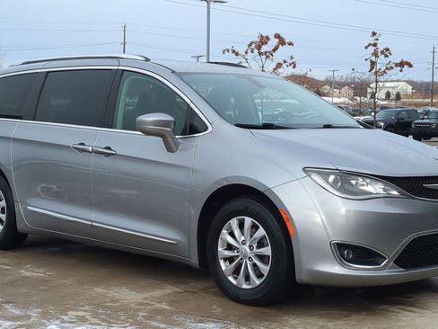 Used 2018 Chrysler Pacifica Touring-L image 9