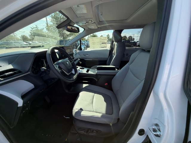 New 2026 Toyota Sienna XLE FWD image 8