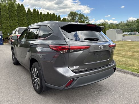 Used 2020 Toyota Highlander XLE AWD/4WD image 6