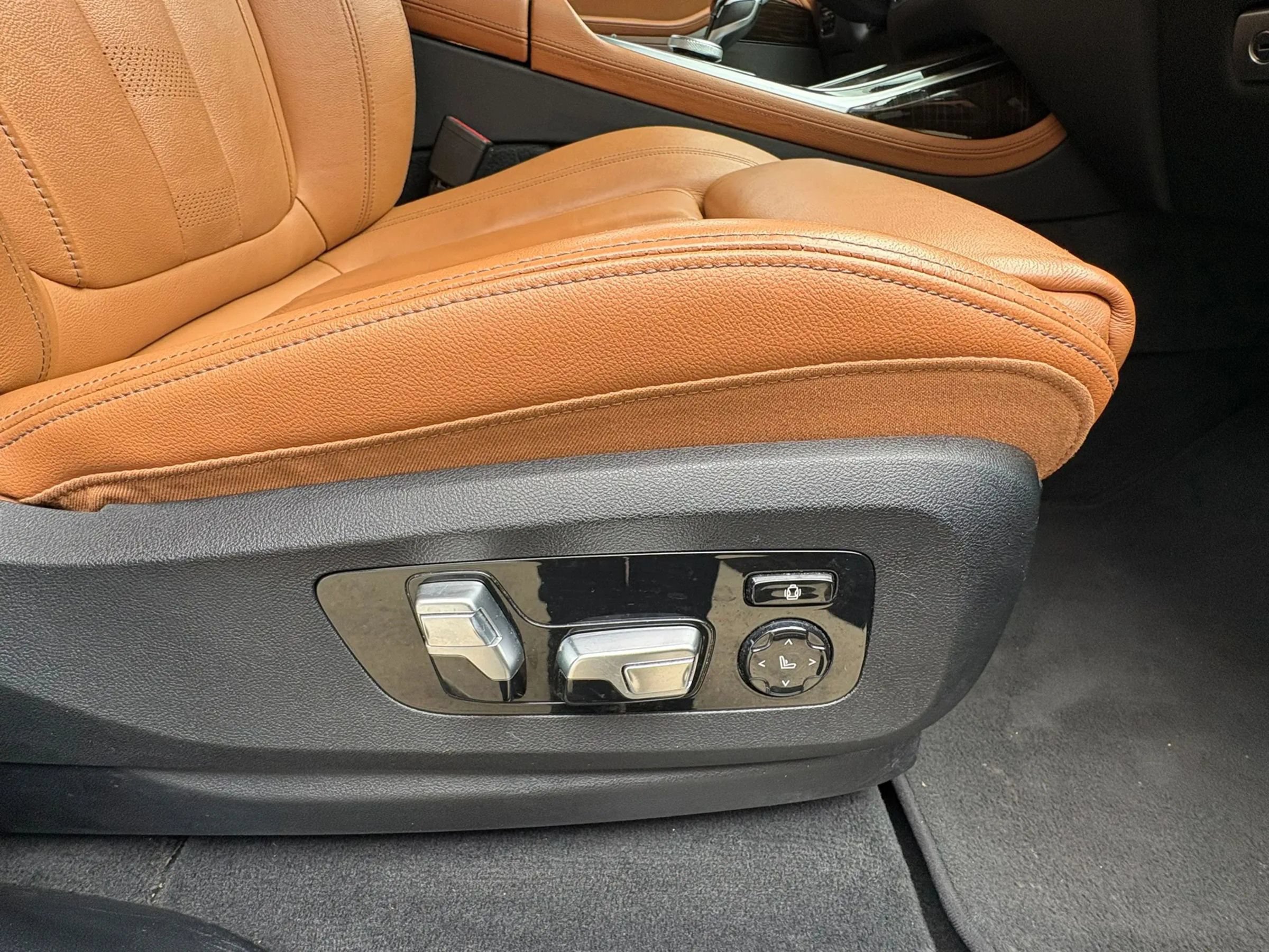 Used 2019 BMW X7 xDrive50i w/ Premium Package AWD/4WD image 9
