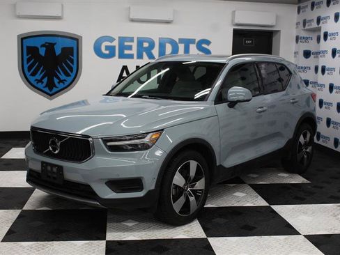 Used 2019 Volvo XC40 T5 Momentum image 1