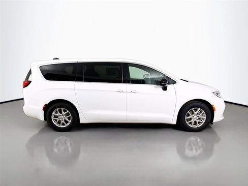 New 2026 Chrysler Pacifica Select image 8