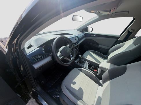 Used 2022 Volkswagen Taos SE FWD image 9