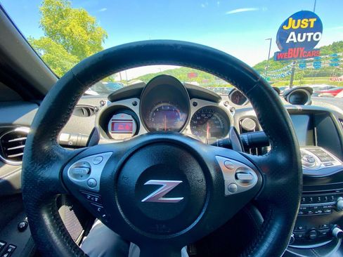 Used 2010 Nissan 370Z Touring w/ Sport Pkg RWD image 12