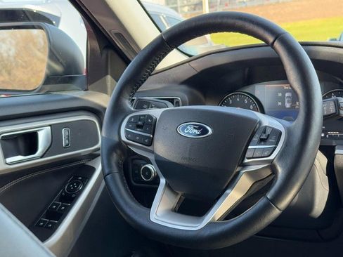 Used 2022 Ford Explorer XLT w/ Equipment Group 202A AWD/4WD image 14