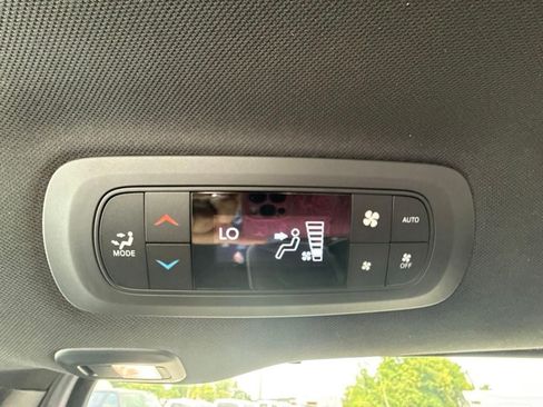 Used 2024 Chrysler Pacifica Limited w/ S Appearance Package FWD image 14