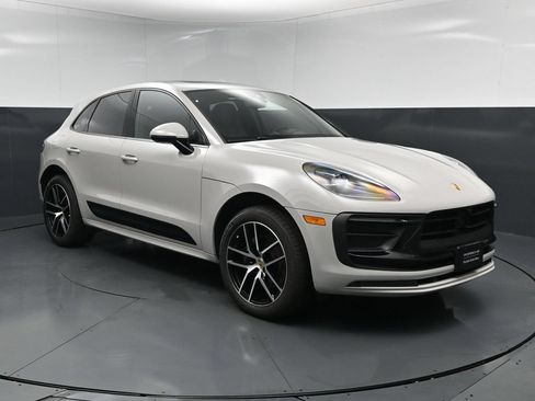 Used 2025 Porsche Macan AWD/4WD image 12