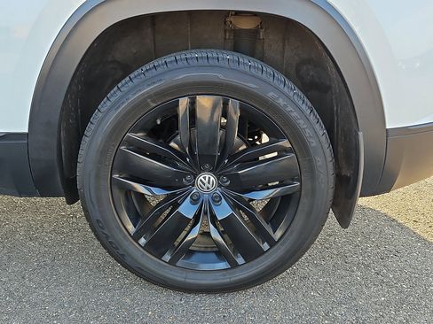 Used 2020 Volkswagen Atlas Cross Sport SE w/ Panoramic Sunroof Package image 4