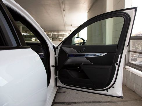 Certified 2025 BMW i7 xDrive60 w/ Executive Package AWD/4WD image 32