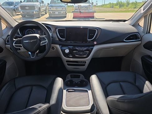 Used 2024 Chrysler Pacifica Touring-L FWD image 14