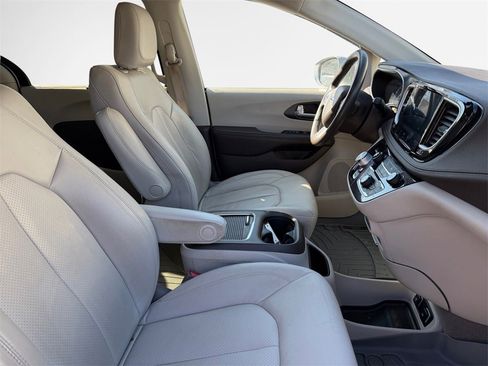 Used 2021 Chrysler Pacifica Touring-L image 28