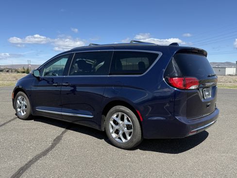 Used 2018 Chrysler Pacifica Limited FWD image 6
