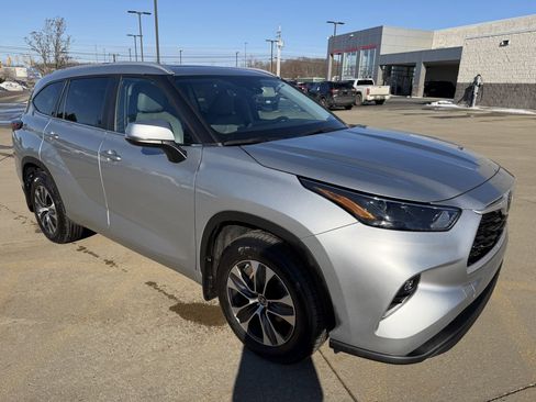 Certified 2023 Toyota Highlander XLE image 7