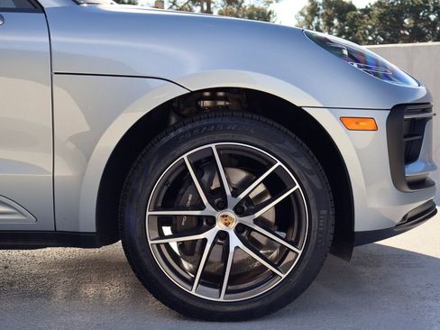 Certified 2025 Porsche Macan image 11