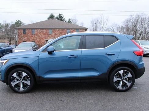 Used 2025 Volvo XC40 B5 Plus image 5